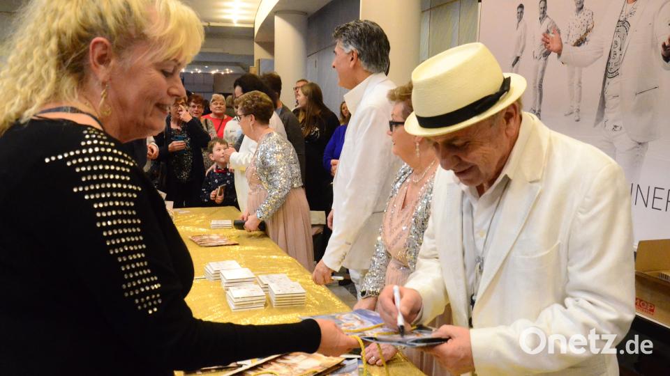"Die Paldauer" gaben sich diesmal sehr volksnah. Im Vordergrund gibt Erwin Pfundner Autogramme. Bild: Kunz