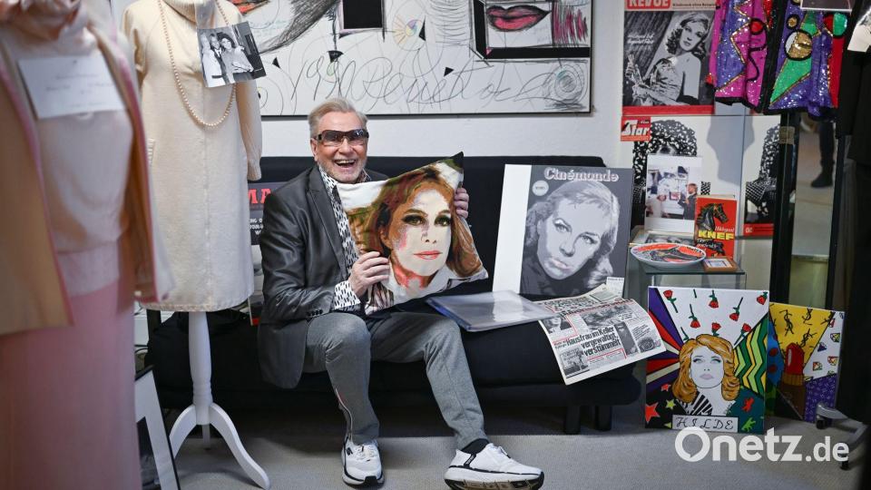 Ein kleiner Schrein: Visagist René Koch erinnert an seine Hilde. Bild: Jens Kalaene/dpa