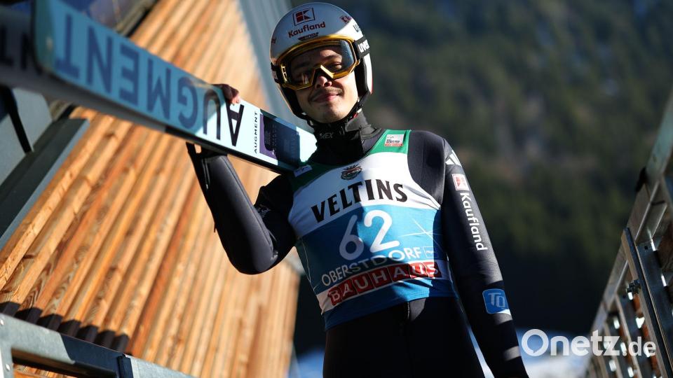 Raimund trägt seine Ski in Obertstdorf. Bild: Daniel Karmann/dpa