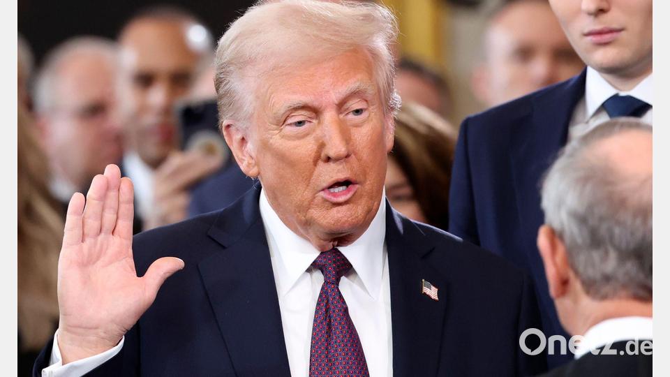 „America first“ - dieses Ziel macht Donald Trump sofort nach seiner Vereidigung klar. (Archivbild) Bild: Kevin Lamarque/Pool Reuters/AP/dpa
