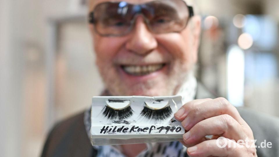 René Koch hält Erinnerungsstücke an Knef in Ehren. Bild: Jens Kalaene/dpa