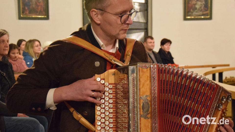 Ein leises Walzerstück von Alexander Böhm auf der diatonischen Harmonika war der Wegweiser hin zum Choral um die Stille Nacht. Bild: Paul Böhm