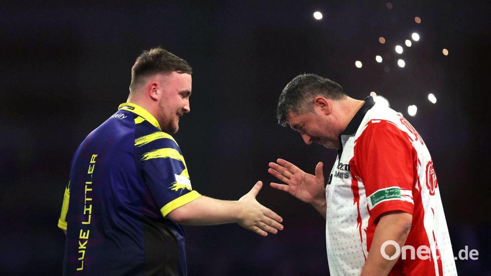 Suljovic verneigt sich vor Weltmeister Littler. Bild: Steven Paston/PA/dpa