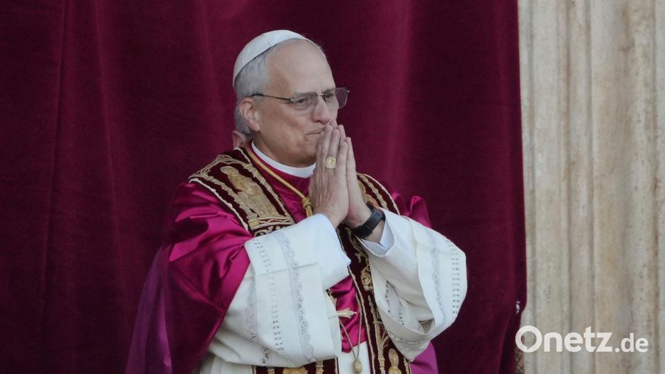 Papst Leo XIV. zeigt sich erstmals der Menge auf dem Petersplatz in Rom. (Archivbild) Bild: Markus Schreiber/AP/dpa