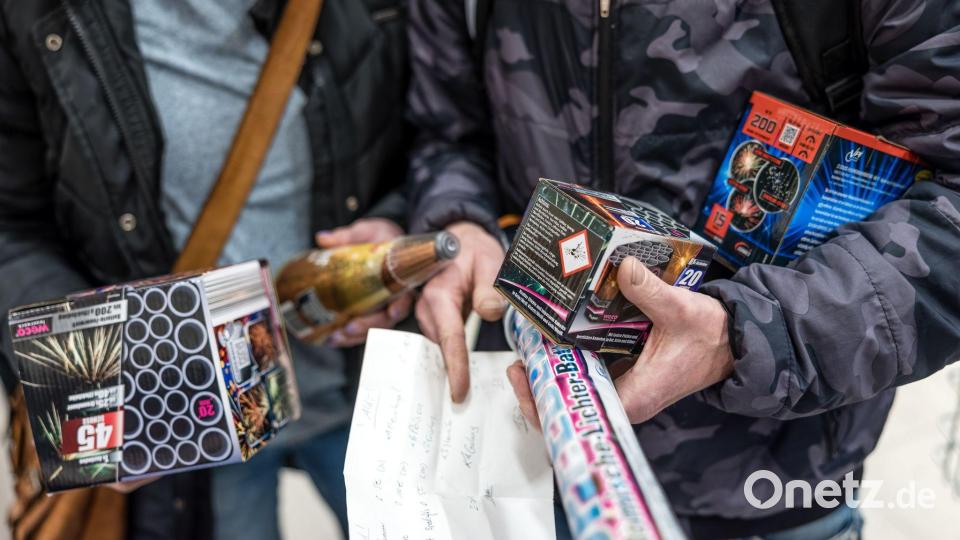 Am Montag startet der Verkauf von Silvesterfeuerwerk offiziell. (Archivbild) Bild: Frank Hammerschmidt/dpa