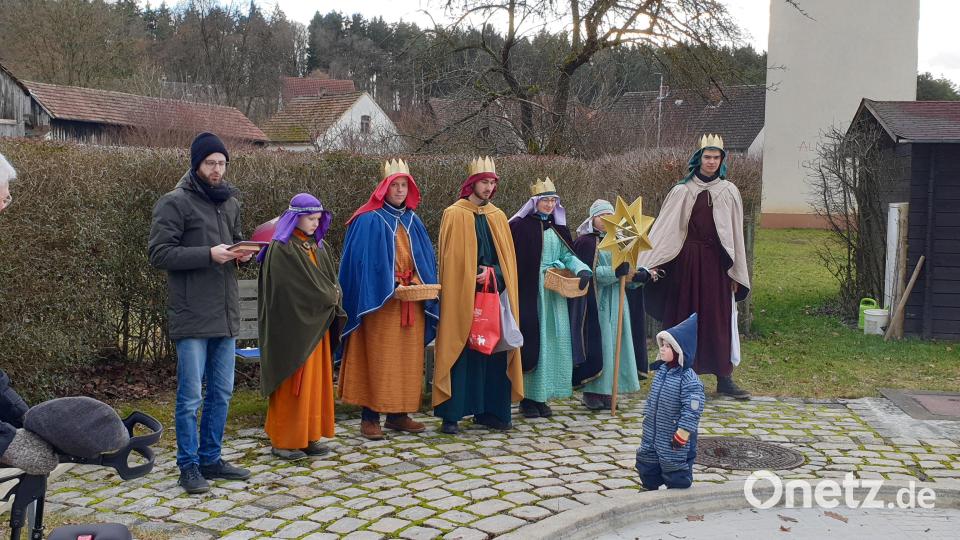 Auch im Coronojahr 2022 hatten sich die Rosenberger Sternsinger nicht unterkriegen lassen. An mehreren Plätzen im Gemeindegebiet versammelten sich die Sternsinger zu kleinen Andachten, an der die Bevölkerung teilnehmen konnte. Archivbild: ric