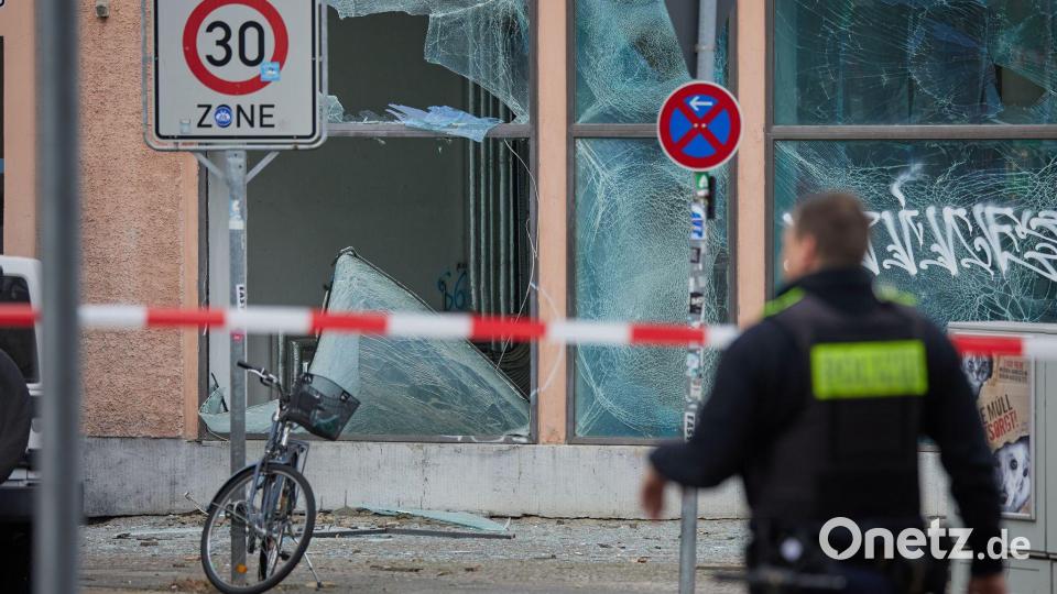 Durch eine starke Explosion gingen vor einem Jahr im Berliner Stadtteil Schöneberg viele Fensterscheiben zu Bruch (Archivbild). Bild: Jörg Carstensen/dpa