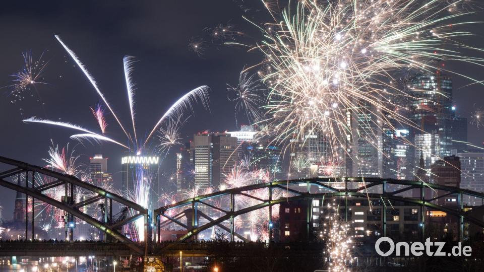 Gut jeder fünfte Bundesbürger will laut einer neuen Umfrage zum Jahreswechsel privates Feuerwerk zünden. (Archivbild) Bild: Boris Roessler/dpa