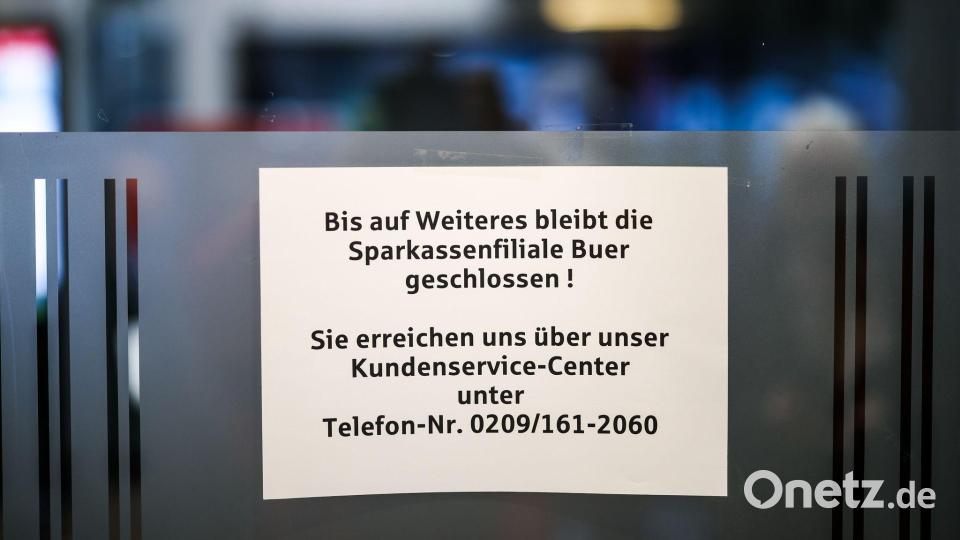 Ein Schild informiert die Kunden der Bank darüber, dass die Filiale bis auf Weiteres geschlossen bleibt. Bild: Christoph Reichwein/dpa