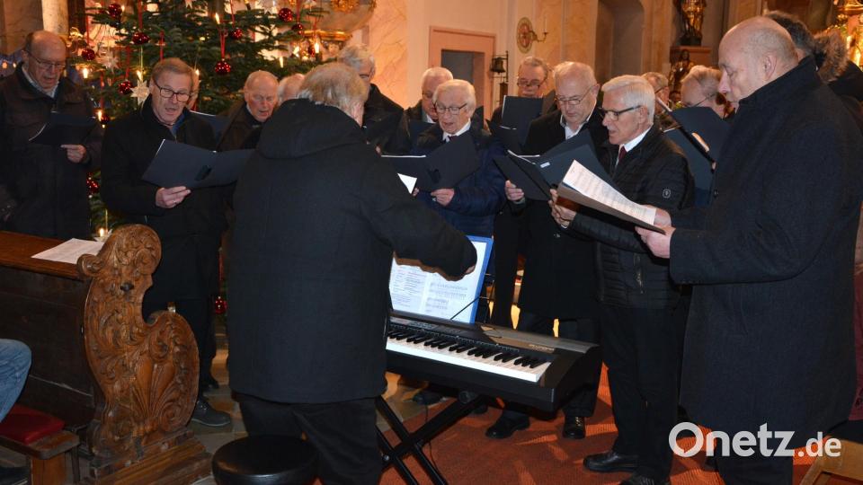 Der Männergesangverein Bad Neualbenreuth sang das Lied „Aus einer schönen Rose“. Bild: jr