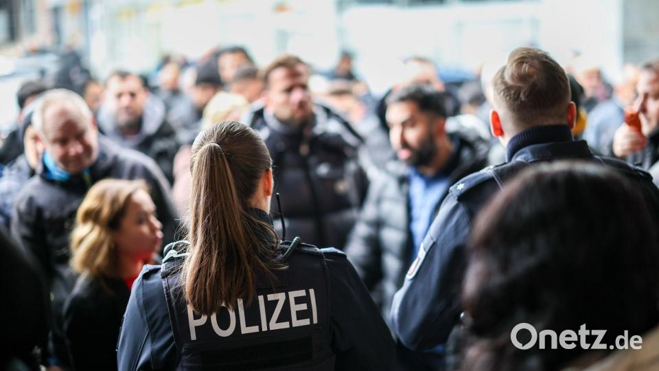 Nach der Räumung des Vorraums der Sparkassenfiliale sichern Polizeibeamte den Bereich vor der Sparkasse. Bild: Christoph Reichwein/dpa