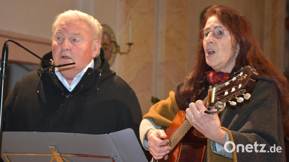 Mit „Ei Manna, schaut’s affe“ erinnerte das Neualbenreuther Zwio an ein Egerländer Weihnachtslied. Bild: jr