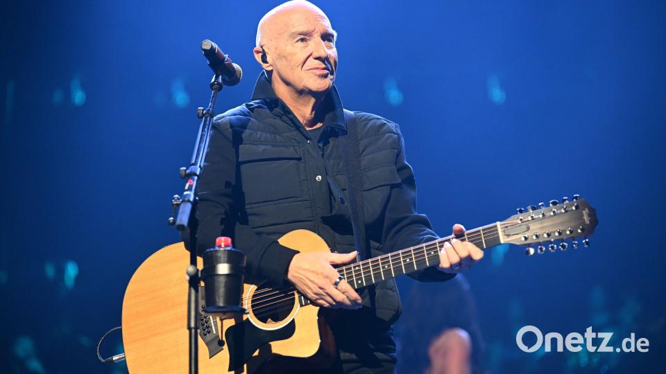Midge Ure wirkte nach überstandener Krankheit noch etwas angeschlagen. Dennoch riss er das Münchener Publikum mit. Bild: Tobias Schwarzmeier