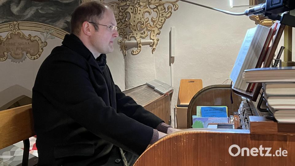 Wolfgang Rau begleitete das Konzert an der Orgel und am E-Piano. Bild: mma