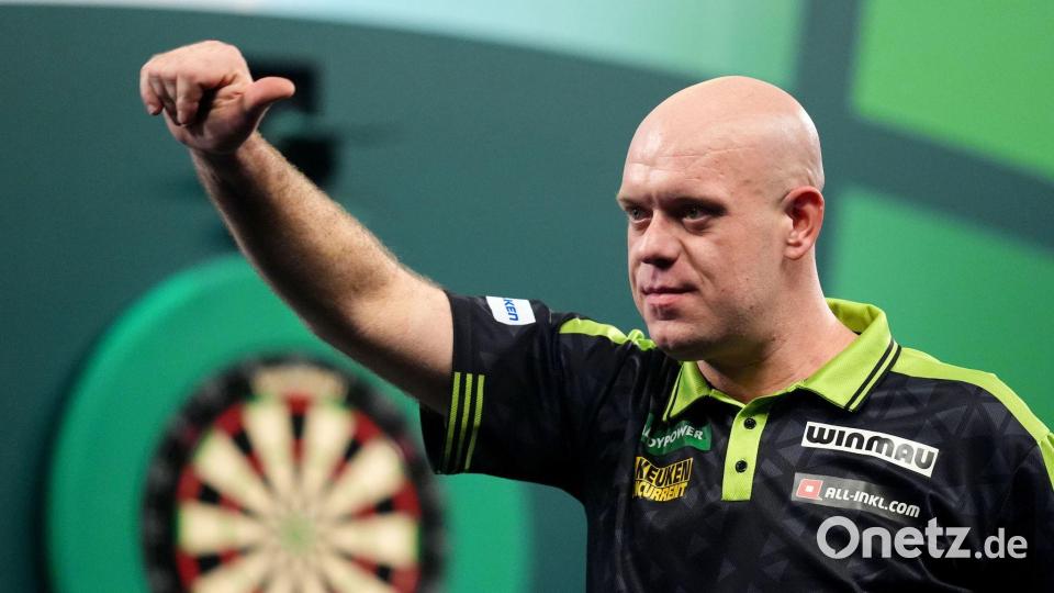 Der Niederländer Michael van Gerwen feiert seinen Sieg über den Deutschen Arno Merk. Bild: John Walton/PA/AP/dpa