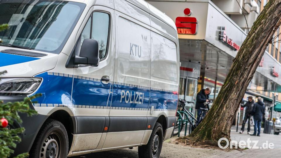Ein Fahrzeug der Kriminaltechnischen Untersuchung (KTU) der Polizei steht vor der Sparkassenfiliale. Unbekannte Täter sind durch ein Loch in den Tresorraum des Bankgebäudes eingebrochen und haben dabei mehrere Wertschließfächer durchsucht. Bild: Christoph Reichwein/dpa