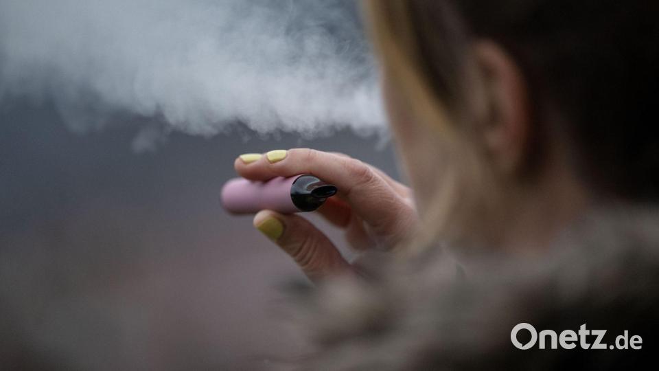 Gerade bei jungen Menschen sind E-Zigaretten beliebt. Bild: Marijan Murat/dpa