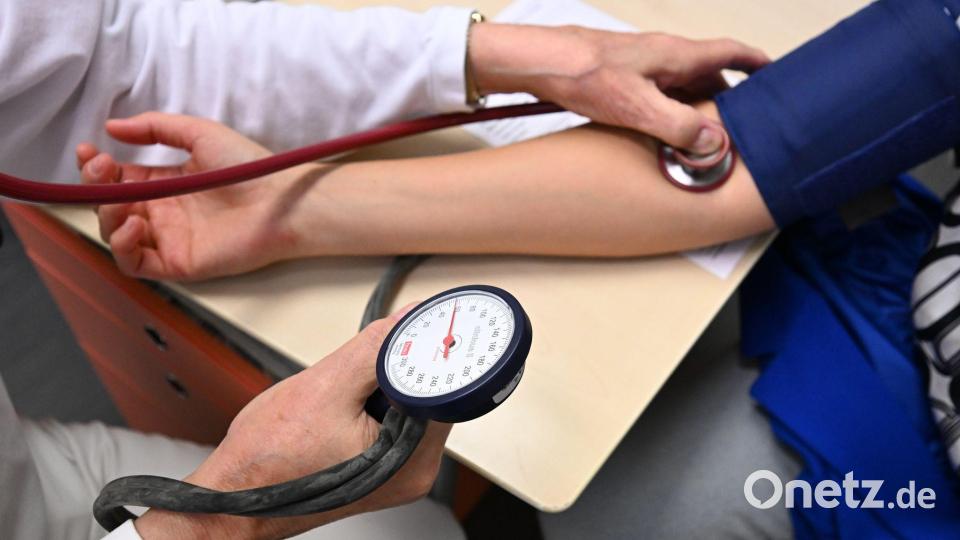 Kassenärzte-Chef Andreas Gassen fordert eine "Kontaktgebühr" bei Arztbesuchen. (Symbolbild) Bild: Bernd Weißbrod/dpa