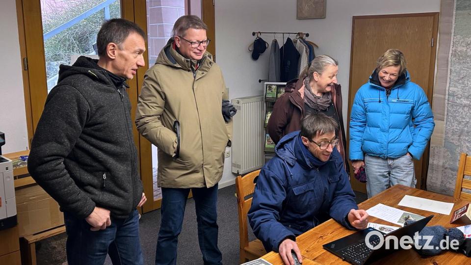Horst Schwemmer (sitzend) gibt einen Überblick über die bestehenden Ausgleichsflächen im Gemeindegebiet von Sulzbach-Rosenberg. Bild: Martin Kunert