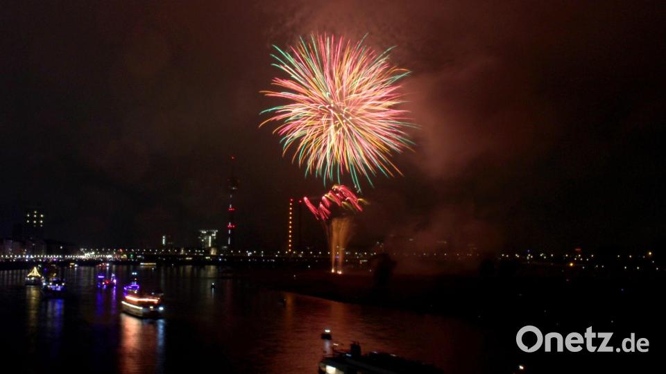 Japanisches Feuerwerk erhellte Ende Mai 2025 den Nachthimmel über dem Rhein. (Archivbild). Bild: Volker Danisch/dpa