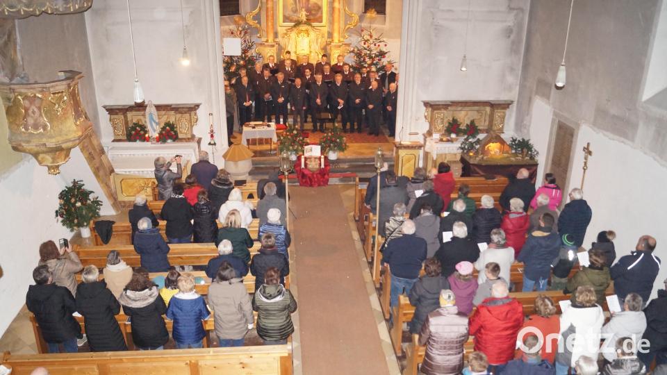 Das Schlusslied "Stille Nacht, heilige Nacht" wurde von allen Akteuren und Gästen mitgesungen . Bild: slh
