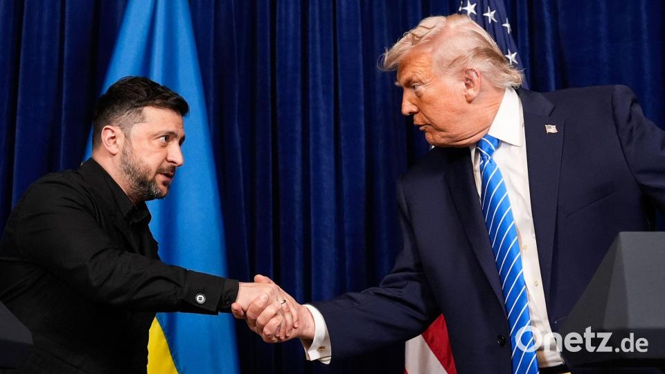 US-Präsident Donald Trump (r) und Wolodymyr Selenskyj, Präsident der Ukraine, geben sich die Hand. Bild: Alex Brandon/AP/dpa