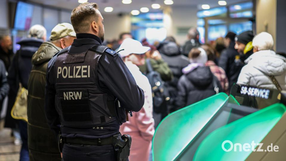 Polizeibeamte räumen den Vorraum der Sparkasse in Buer. Bild: Christoph Reichwein/dpa