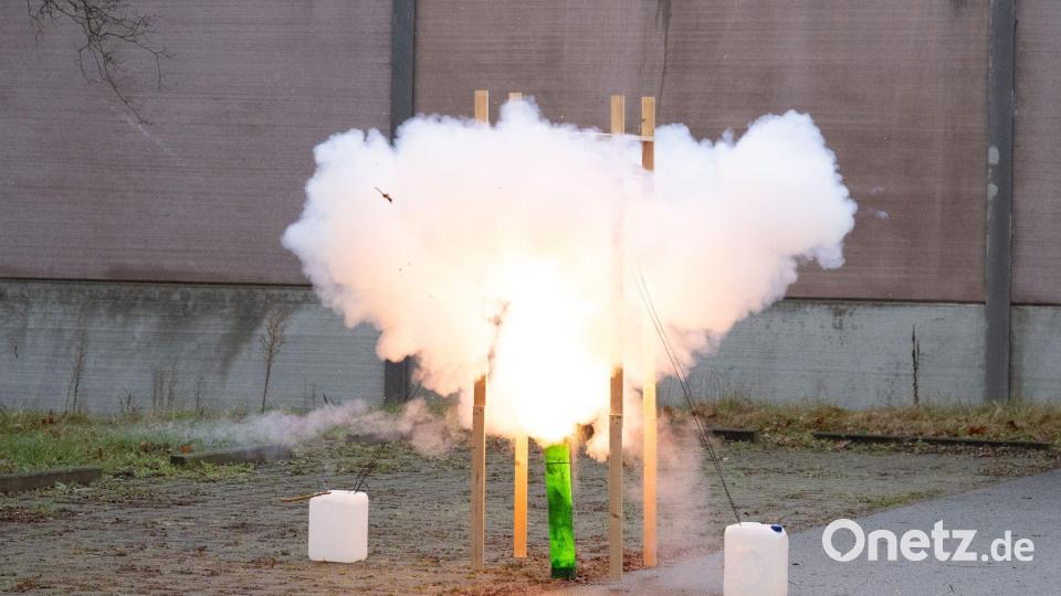 Die Polizei ruft zu sorgsamem Umgang mit Pyrotechnik auf. Bild: Sebastian Kahnert/dpa