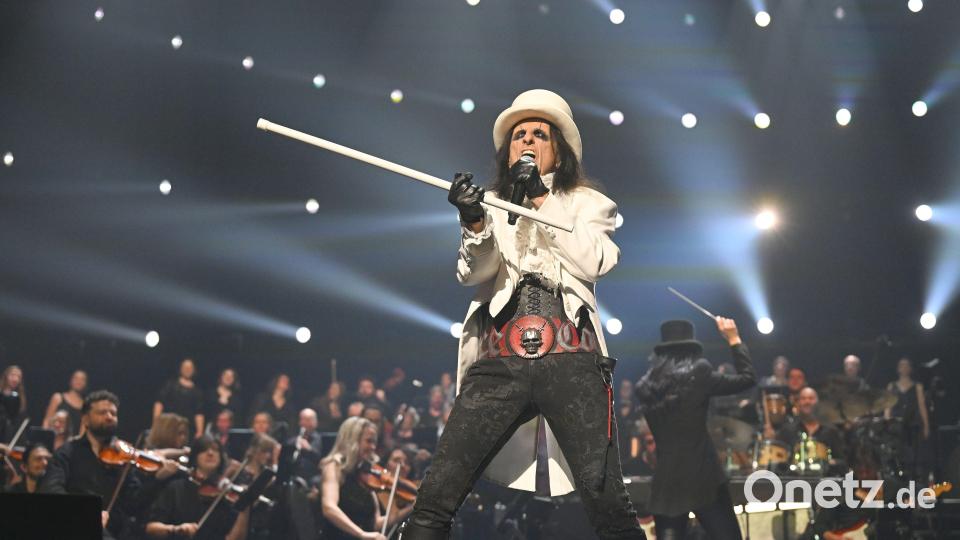 Mit Chor und Orchester wagt sich Alice Cooper sogar an den selten live gespielten Song „Might As Well Be On Mars“ . Bild: Tobias Schwarzmeier