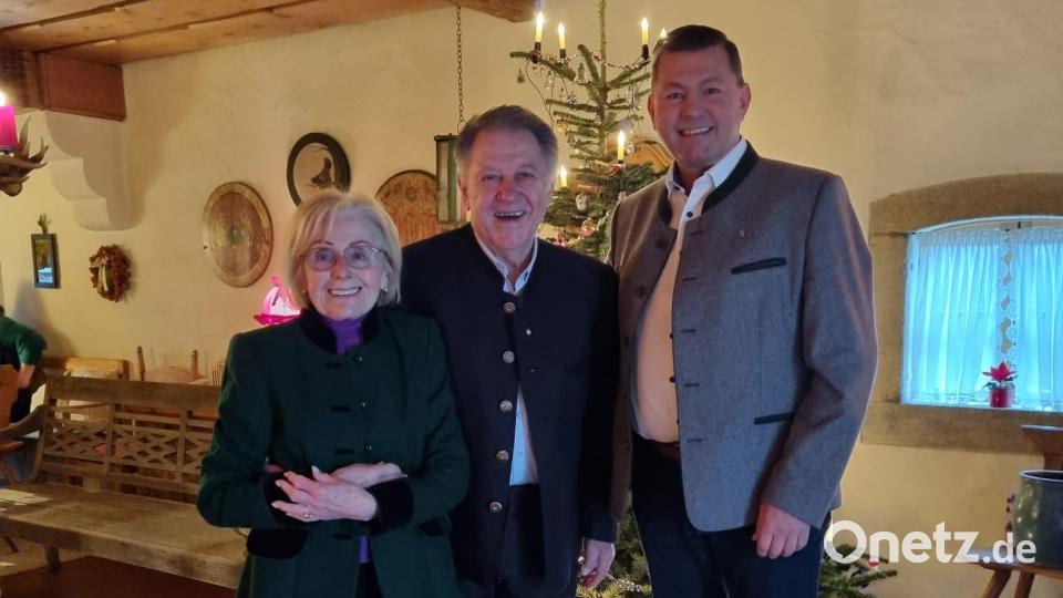 Bürgermeister Rainer Rewitzer (rechts) gratulierte dem Jubilar Josef Deglmann zum 85. Geburtstag. Bild: Josef Deglmann jun.