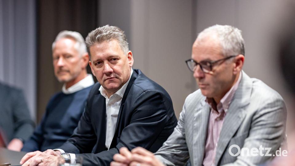 Elefantenrunde: Jonathan Wheatley (v.l.), Gernot Döllner und Stefano Domenicali. Bild: Daniel Karmann/dpa