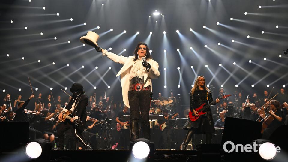 Der "Gottvater des Schock-Rock" Alice Cooper hat die Night-of-the-Proms-Bühne im Griff. Bild: Tobias Schwarzmeier