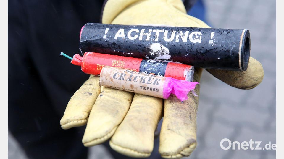 Vor illegalem Feuerwerk wird gewarnt, die Verletzungsgefahr ist groß. (Archivbild) Bild: Bodo Marks/dpa