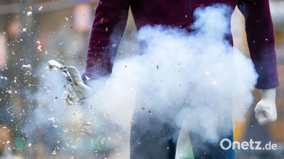 Gefährliches Feuerwerk: Auch in diesem Jahr zeigte die Berliner Feuerwehr, was ein illegaler Böller mit der Hand einer Puppe anrichtet. Bild: Soeren Stache/dpa