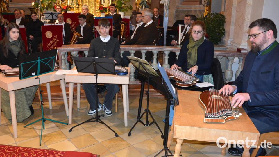 Das vierköpfige Zitherquartett spielte ein Menuett. Bild: jr