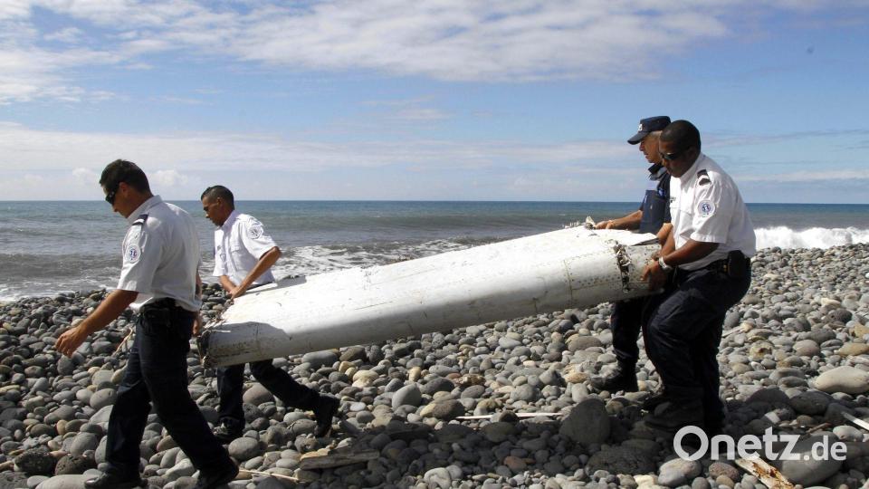 Bisher wurden nur ein paar Dutzend Wrackteile gefunden, nicht aber der Rumpf der Maschine. (Archivbild) Bild: Raymond Wae Tion/MAXPPP/QUOTIDIEN DE LA REUNION/dpa