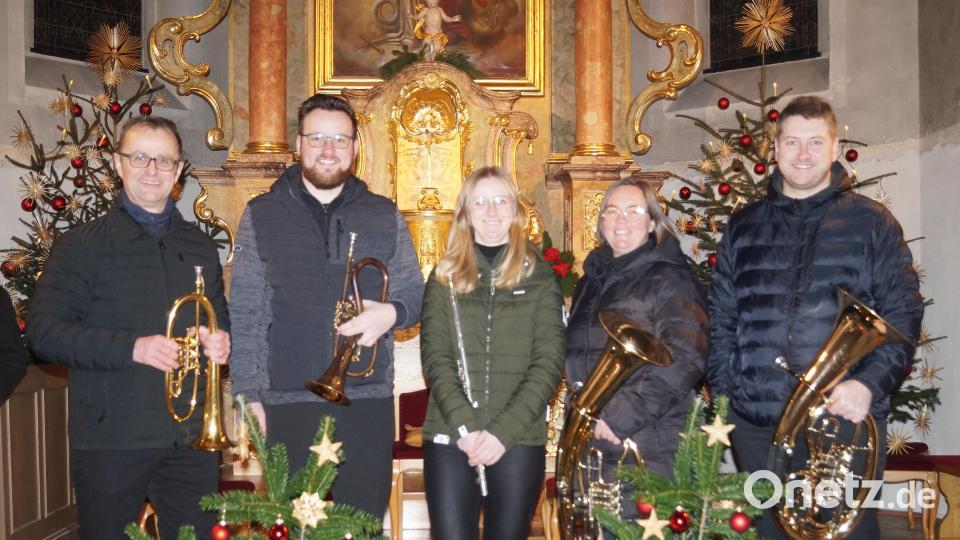 "D' Ruiter Bläser" bereicherten mit ihren Instrumenten das Weihnachtssingen. Bild: slh