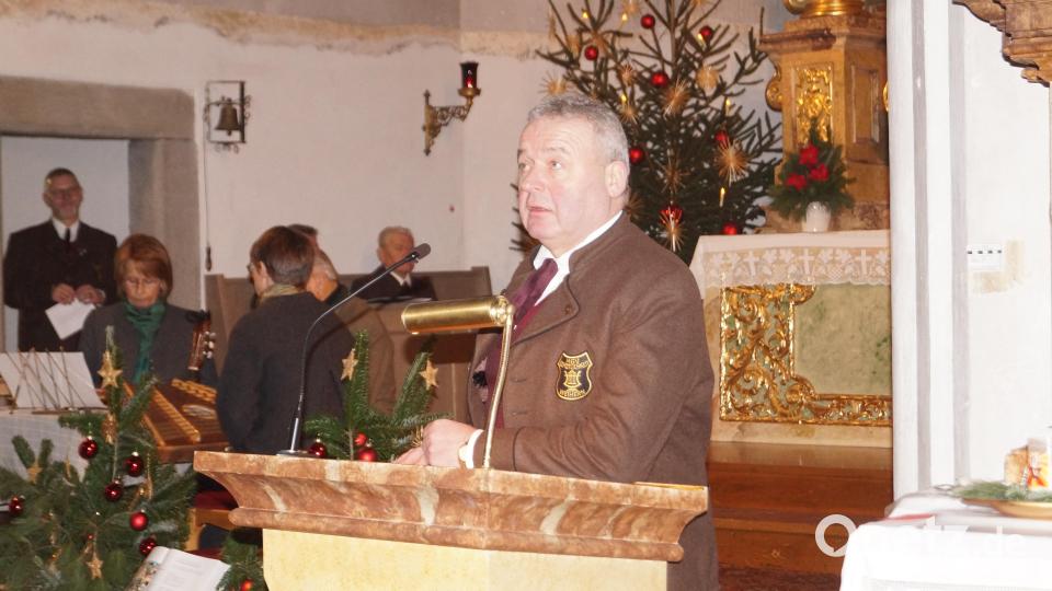 Vorsitzender Josef Zimmermann sen. brachte einige nachdenkliche Weihnachtsgeschichten vor. Bild: slh