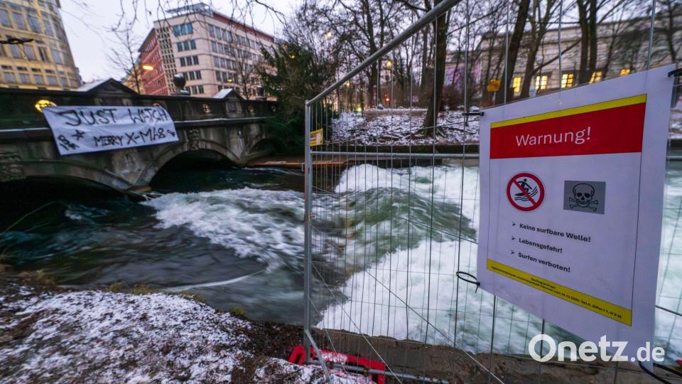 Warnschild und Protestplakat. Bild: Peter Kneffel/dpa