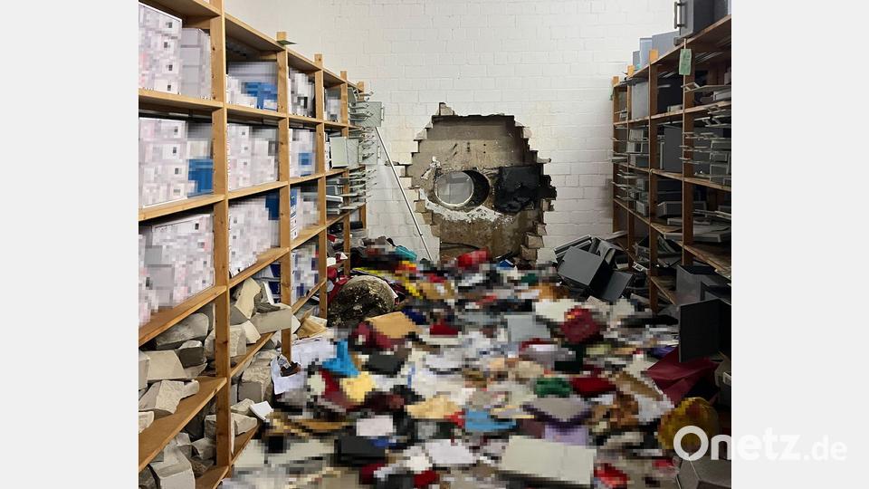 Zahlreiche Unterlagen liegen auf dem Boden des Tresorraums. Bild: -/Polizei Gelsenkirchen/dpa