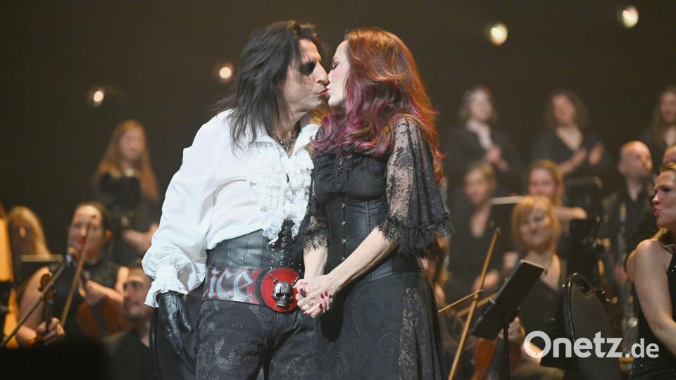 Gestatten: Die "Coopers". Alice Cooper und Sheryl Goddard (mit einer tollen Tanzeinlage) sind seit fast 50 Jahren verheiratet. Bild: Tobias Schwarzmeier