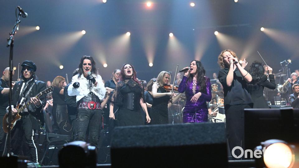 Bei "Come together" sind am Schluss alle noch einmal auf der Bühne. Bild: Tobias Schwarzmeier