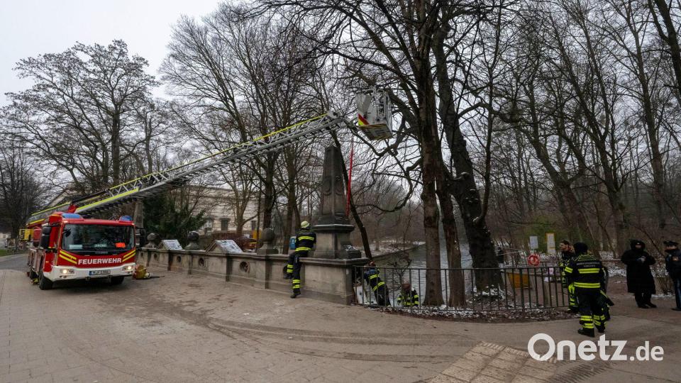 Ein Kran war im Einsatz. Bild: Peter Kneffel/dpa