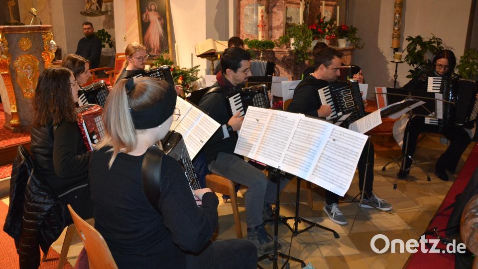 Das Akkordeonensemble der Kreismusikschule spielte „Christmas Pastorale“. Bild: jr