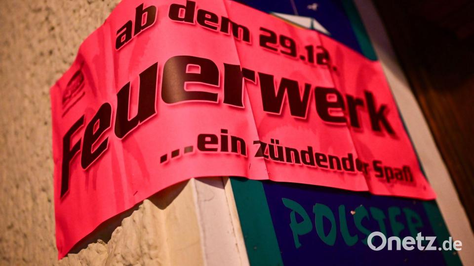 Ein Schild weist auf den Verkaufsstart von Silvesterfeuerwerk hin. Bild: Sebastian Christoph Gollnow/dpa