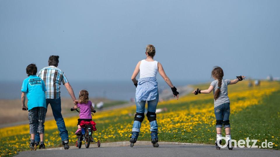 Mehr Zeit mit der Familie und mit Freunden - das nehmen sich viele Menschen für 2026 vor. (Symbolbild) Bild: Matthias Balk/dpa