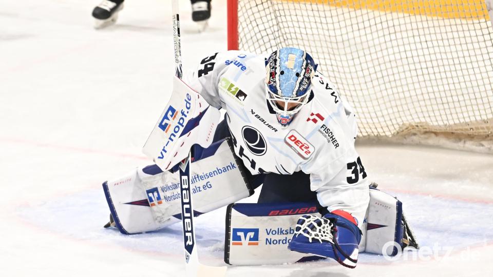 Szenen aus dem Spiel der Blue Devils Weiden (weiße Trikots) in der DEL2 beim EHC Freiburg am Freitag, 26. September. Michael McNiven Bild: Achim Keller