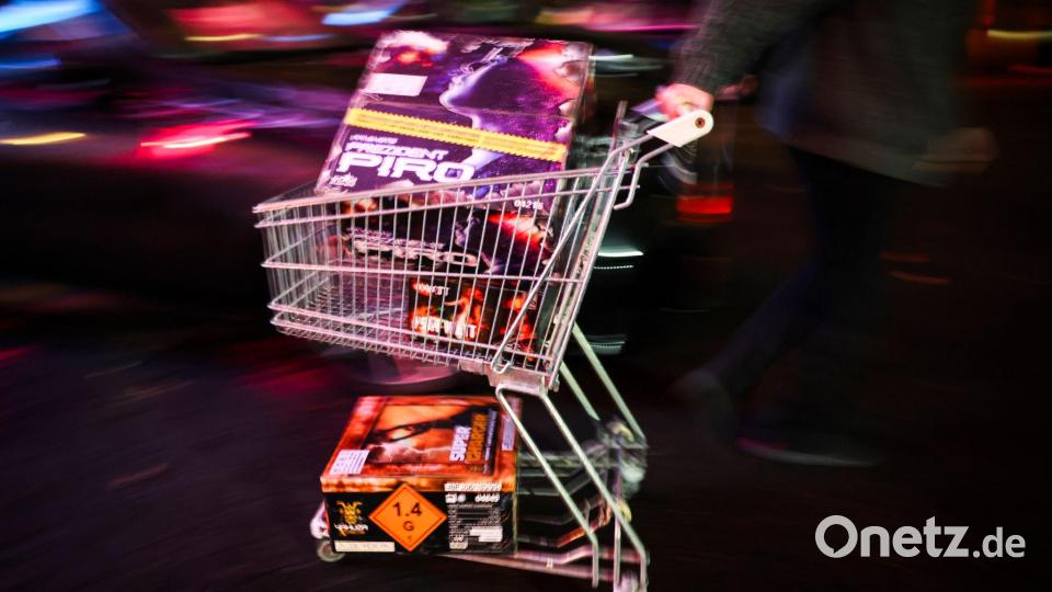 Zum Verkaufsstart gab es vielerorts Warteschlangen. Bild: Christian Charisius/dpa