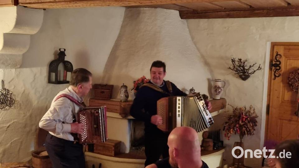 Der Jubilar (links) ließ es sich nicht nehmen, die zahlreichen Gäste mit der Diatonischen zu unterhalten. Bild: Josef Deglmann jun.