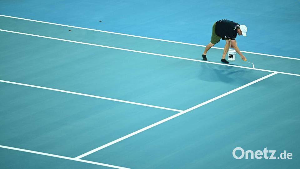 Während der Vorbereitungen für die Australian Open 2026 werden die Linien auf das Spielfeld aufgemalt. Bild: James Ross/AAP/dpa